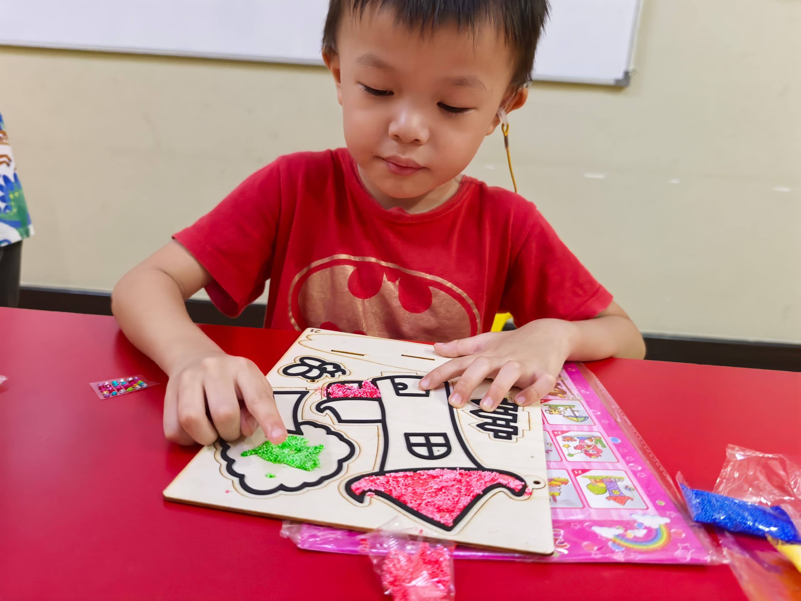 Children creating artwork together at Dloving