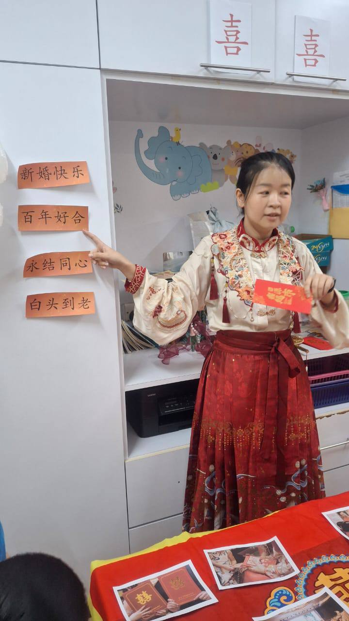 MK leading a creative Mandarin activity